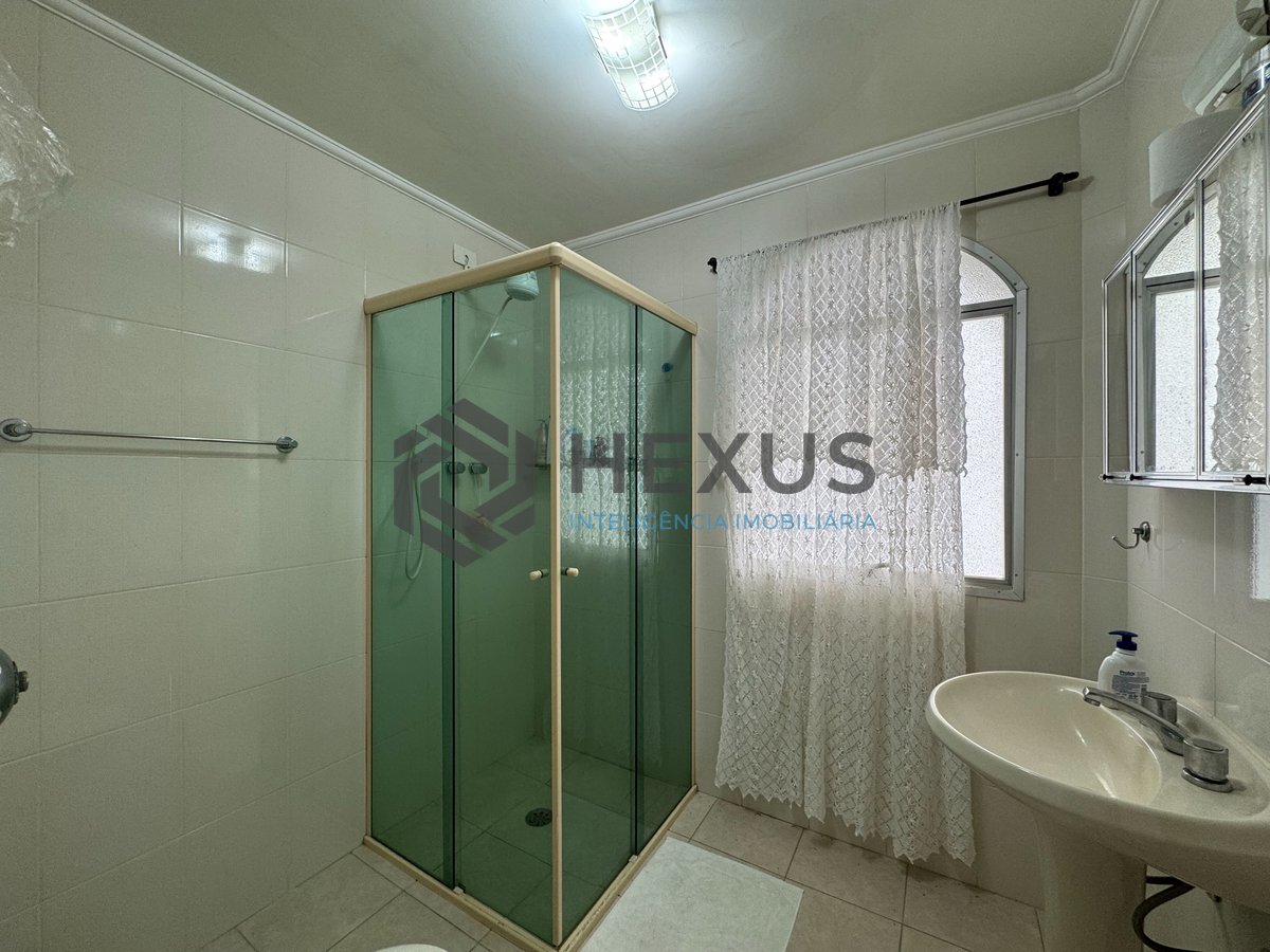 Foto 16 de Apartamento reformado com varanda na quadra mar da Praia das Pitangueiras, Guaruja