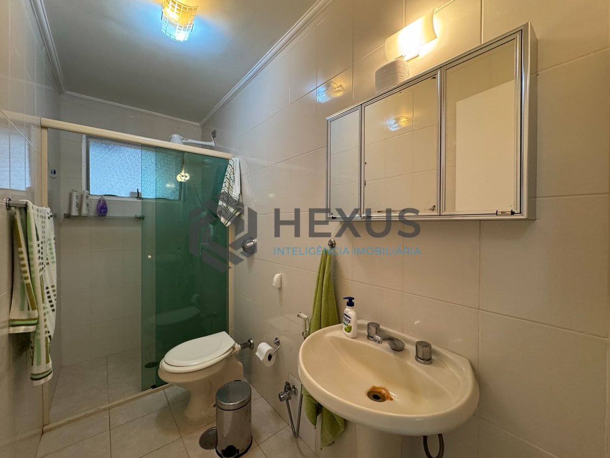 Foto 18 de Apartamento reformado com varanda na quadra mar da Praia das Pitangueiras, Guaruja