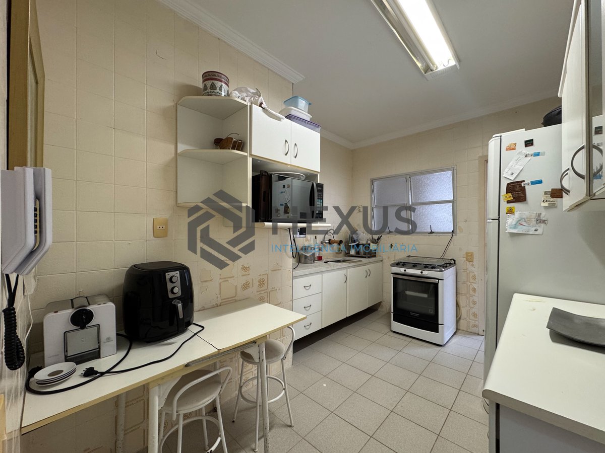 Foto 19 de Apartamento reformado com varanda na quadra mar da Praia das Pitangueiras, Guaruja