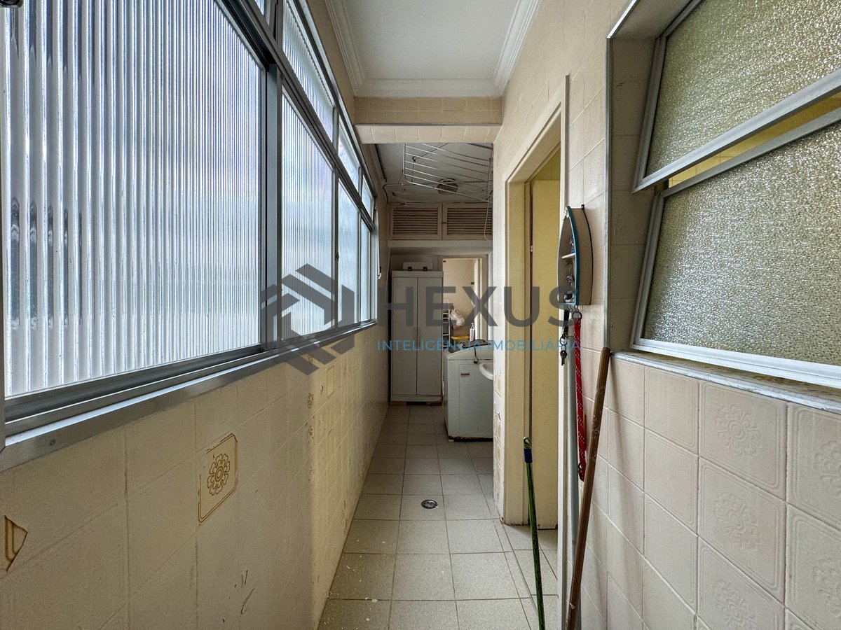 Foto 23 de Apartamento reformado com varanda na quadra mar da Praia das Pitangueiras, Guaruja