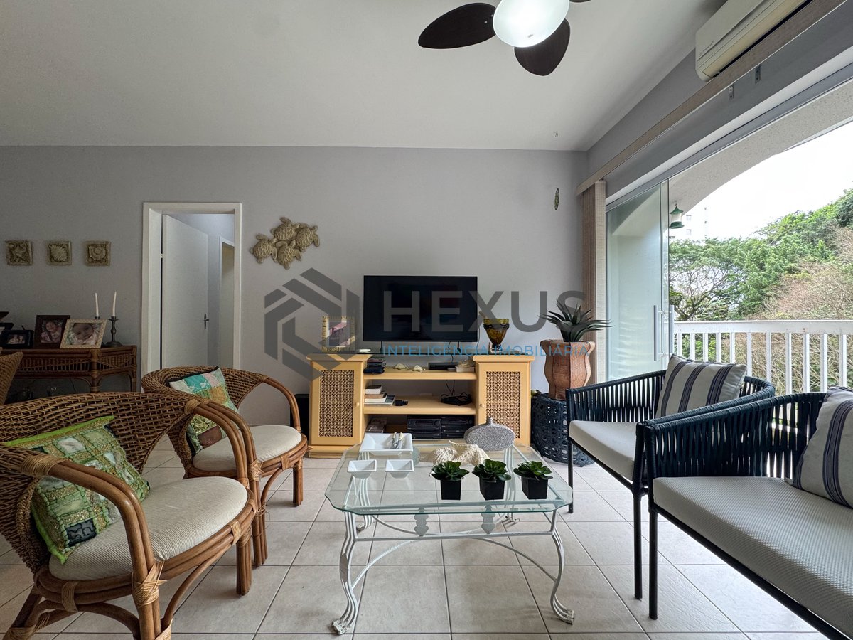 Foto 4 de Apartamento reformado com varanda na quadra mar da Praia das Pitangueiras, Guaruja