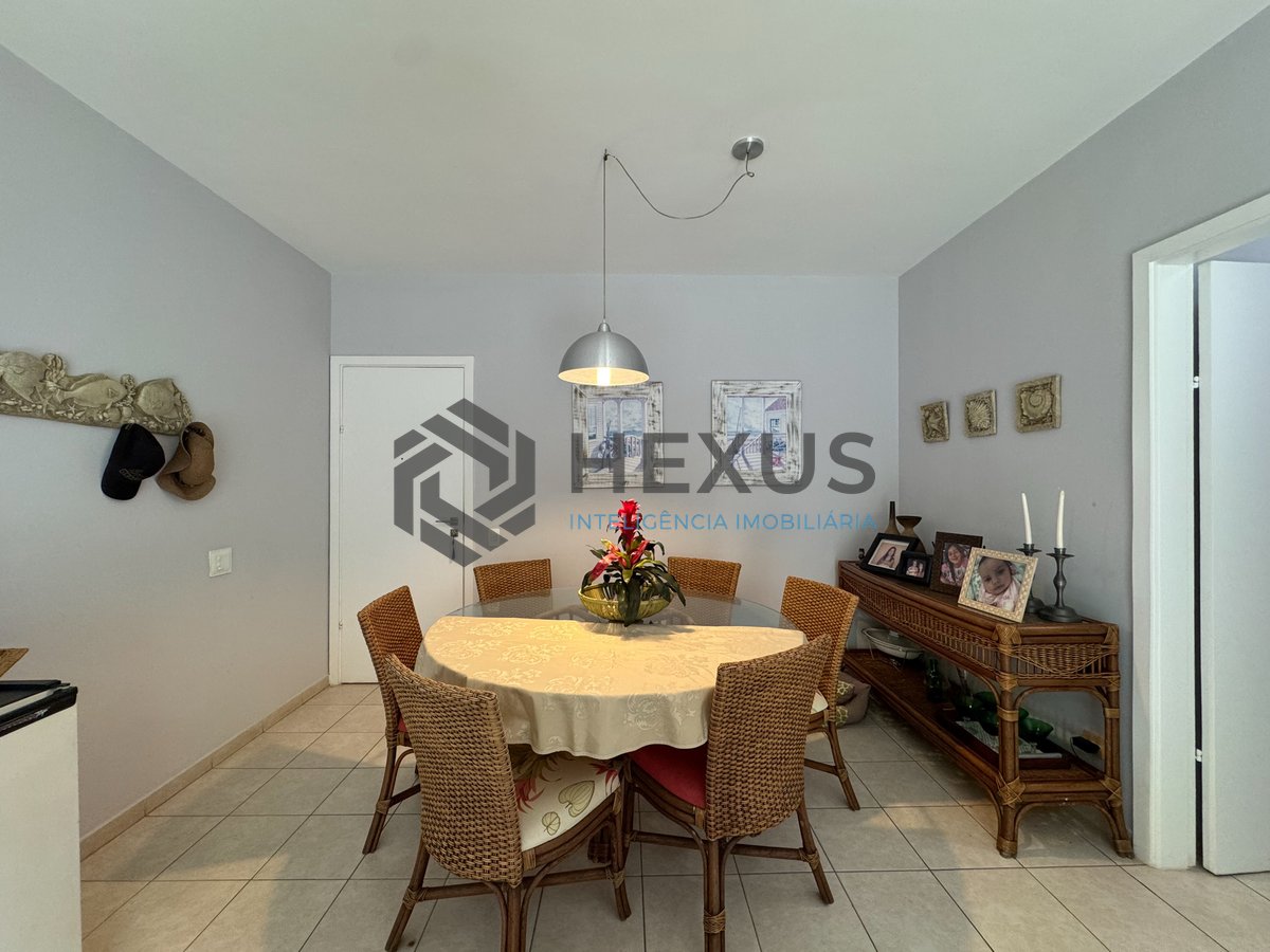 Foto 6 de Apartamento reformado com varanda na quadra mar da Praia das Pitangueiras, Guaruja