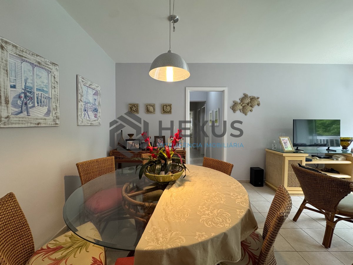 Foto 8 de Apartamento reformado com varanda na quadra mar da Praia das Pitangueiras, Guaruja