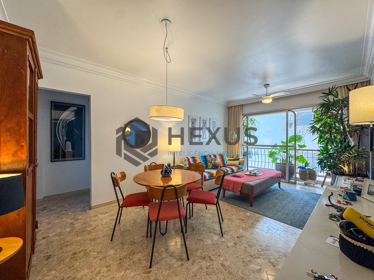 Foto 2 de Apartamento reformado com varanda na Praia das Pitangueiras, Guaruja