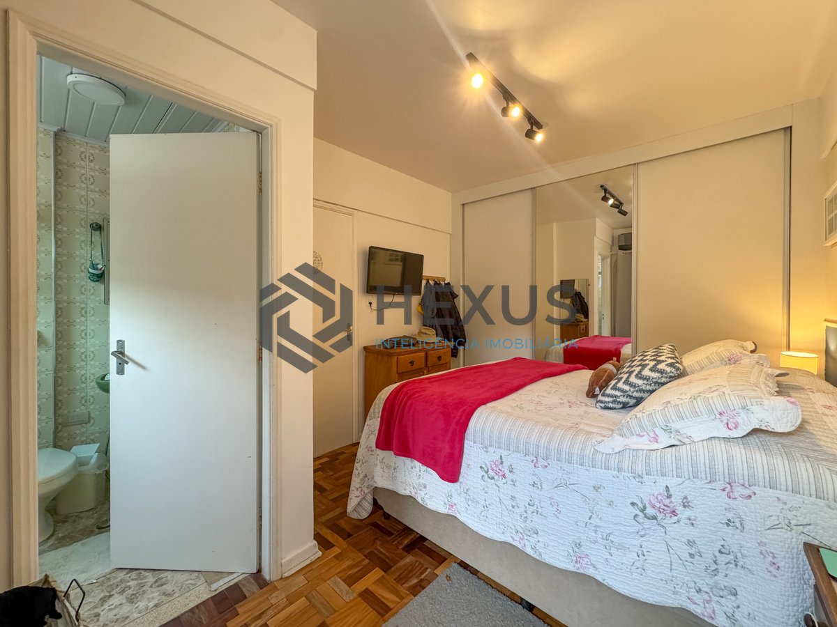Foto 13 de Apartamento reformado com varanda na Praia das Pitangueiras, Guaruja