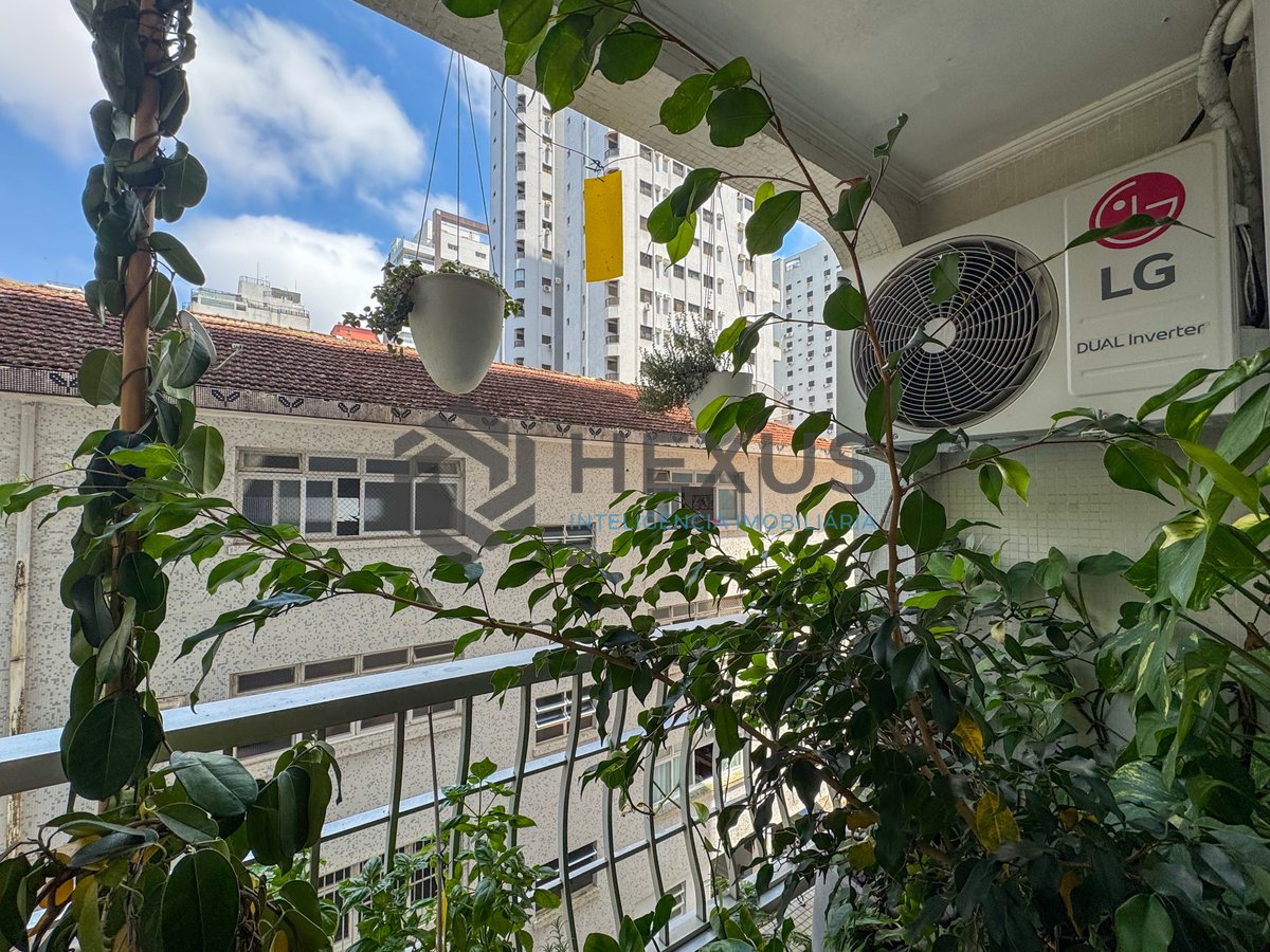 Foto 15 de Apartamento reformado com varanda na Praia das Pitangueiras, Guaruja