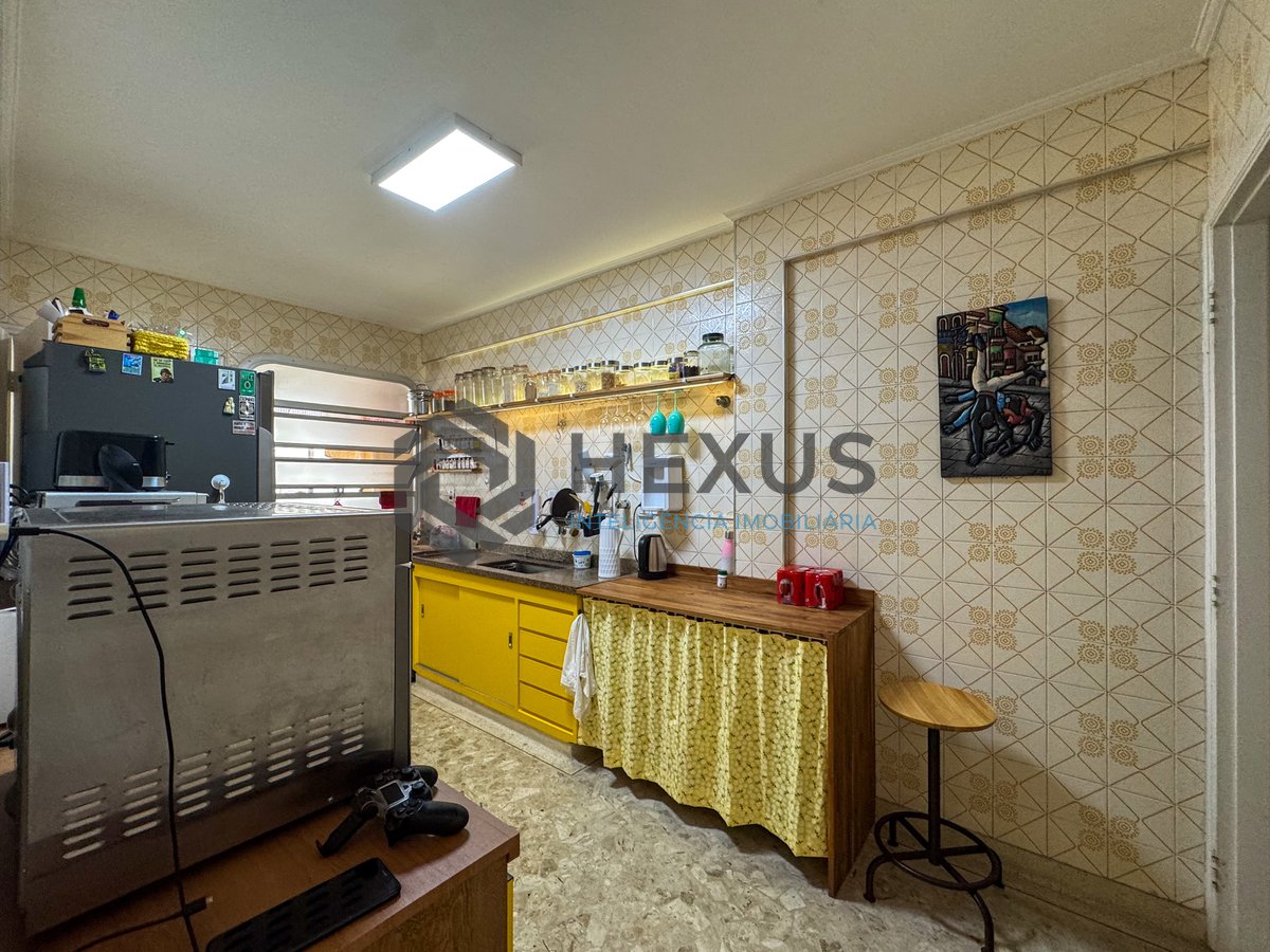 Foto 17 de Apartamento reformado com varanda na Praia das Pitangueiras, Guaruja