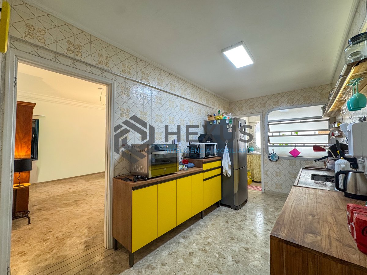 Foto 18 de Apartamento reformado com varanda na Praia das Pitangueiras, Guaruja