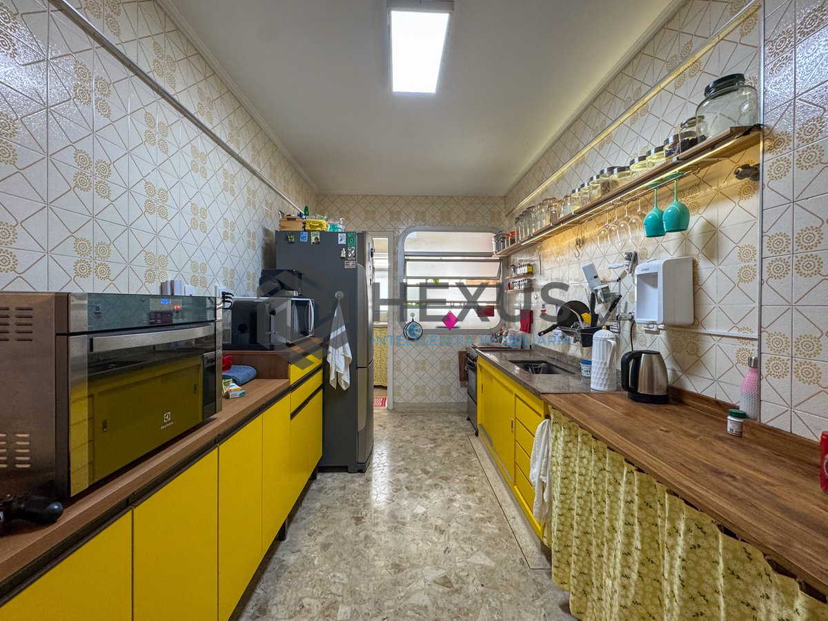 Foto 19 de Apartamento reformado com varanda na Praia das Pitangueiras, Guaruja