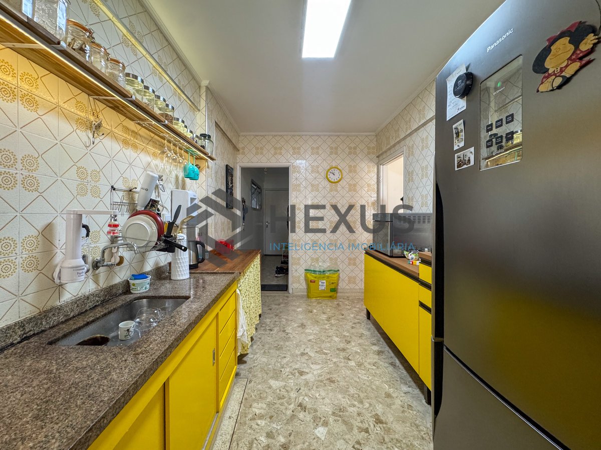 Foto 20 de Apartamento reformado com varanda na Praia das Pitangueiras, Guaruja