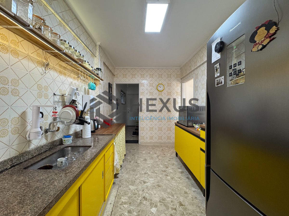 Foto 21 de Apartamento reformado com varanda na Praia das Pitangueiras, Guaruja