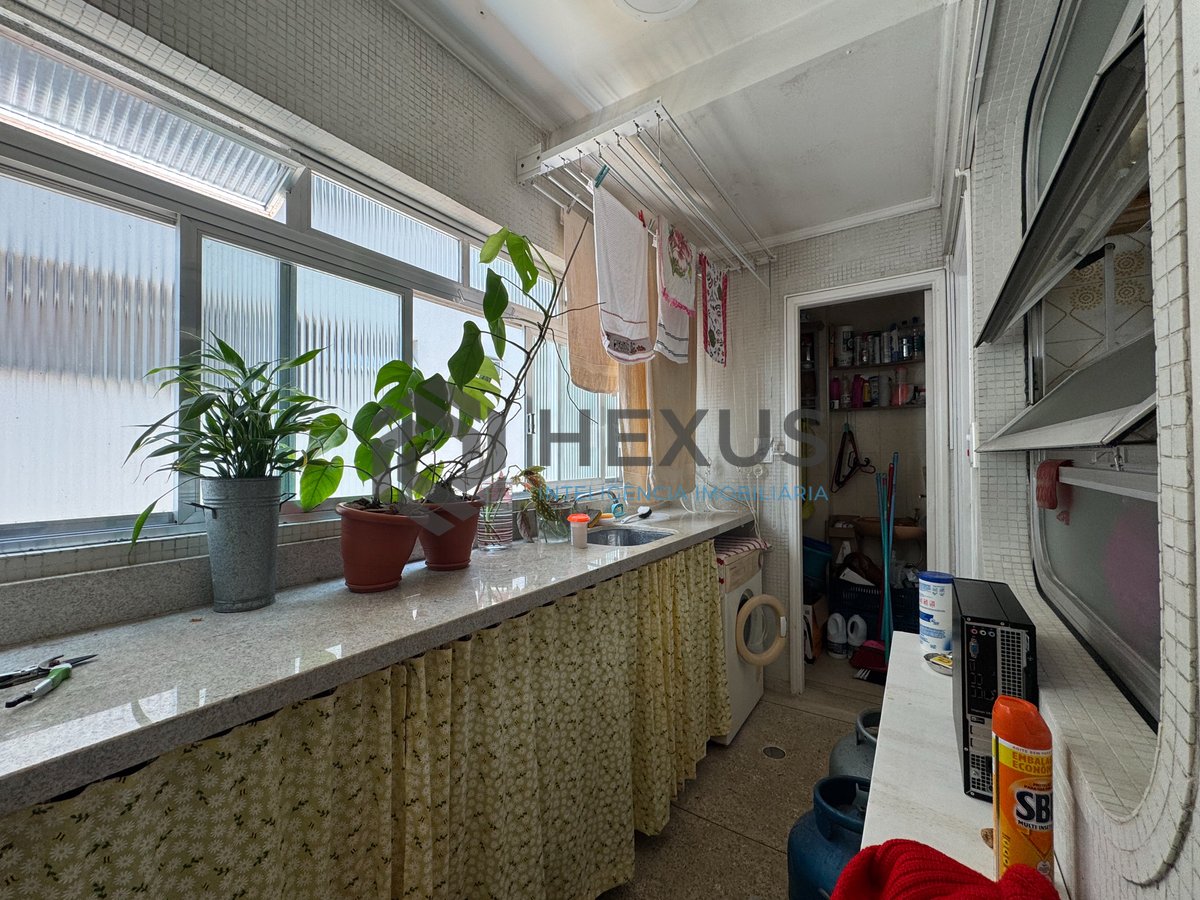 Foto 22 de Apartamento reformado com varanda na Praia das Pitangueiras, Guaruja