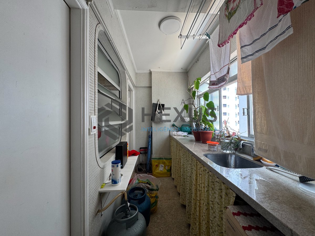Foto 23 de Apartamento reformado com varanda na Praia das Pitangueiras, Guaruja