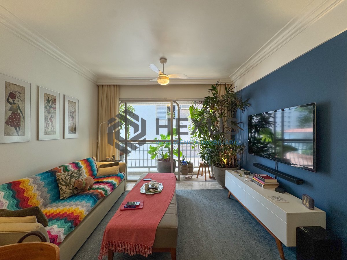 Foto 4 de Apartamento reformado com varanda na Praia das Pitangueiras, Guaruja