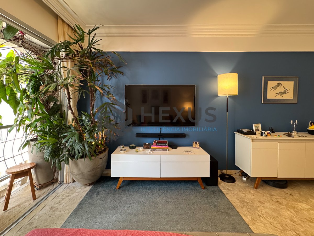 Foto 5 de Apartamento reformado com varanda na Praia das Pitangueiras, Guaruja