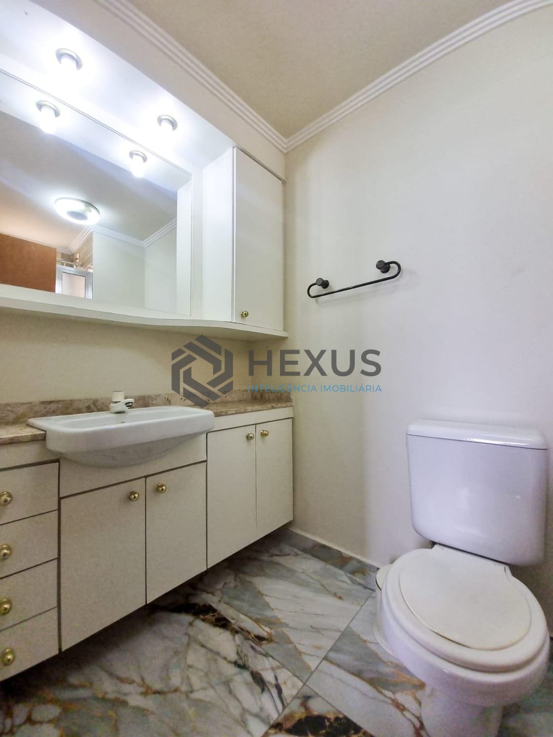 Foto 15 de Apartamento reformado com varanda e lazer na Praia da Enseada, Guaruja