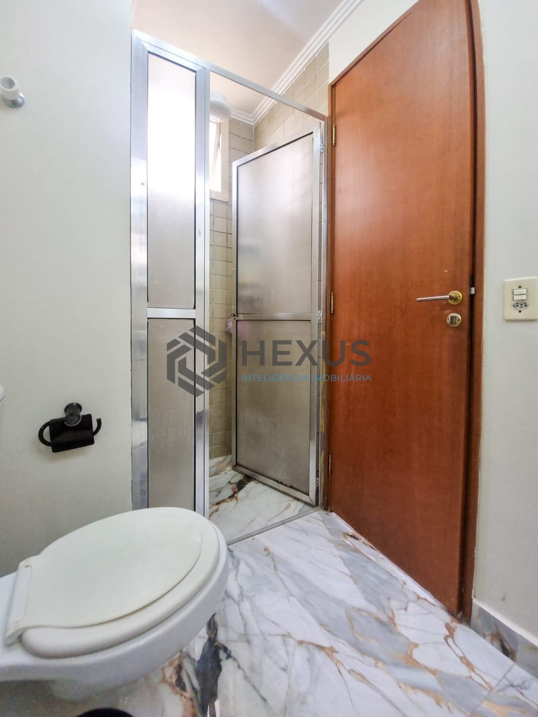 Foto 16 de Apartamento reformado com varanda e lazer na Praia da Enseada, Guaruja