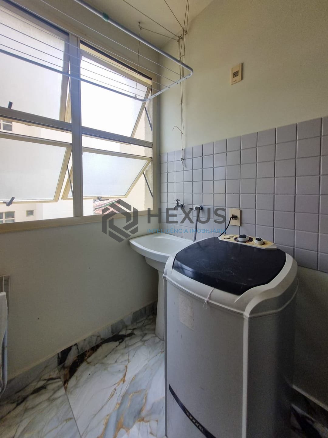 Foto 20 de Apartamento reformado com varanda e lazer na Praia da Enseada, Guaruja