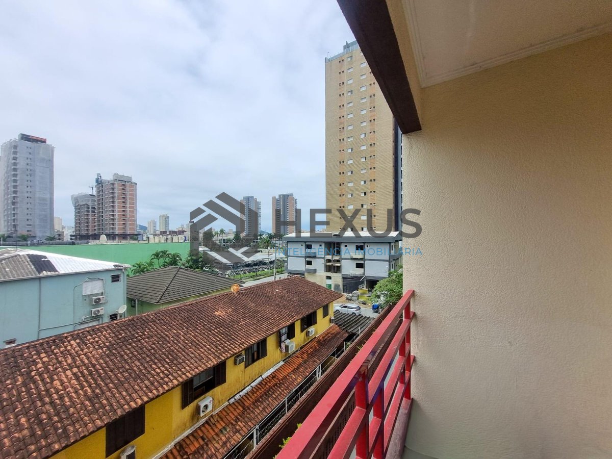 Foto 6 de Apartamento reformado com varanda e lazer na Praia da Enseada, Guaruja