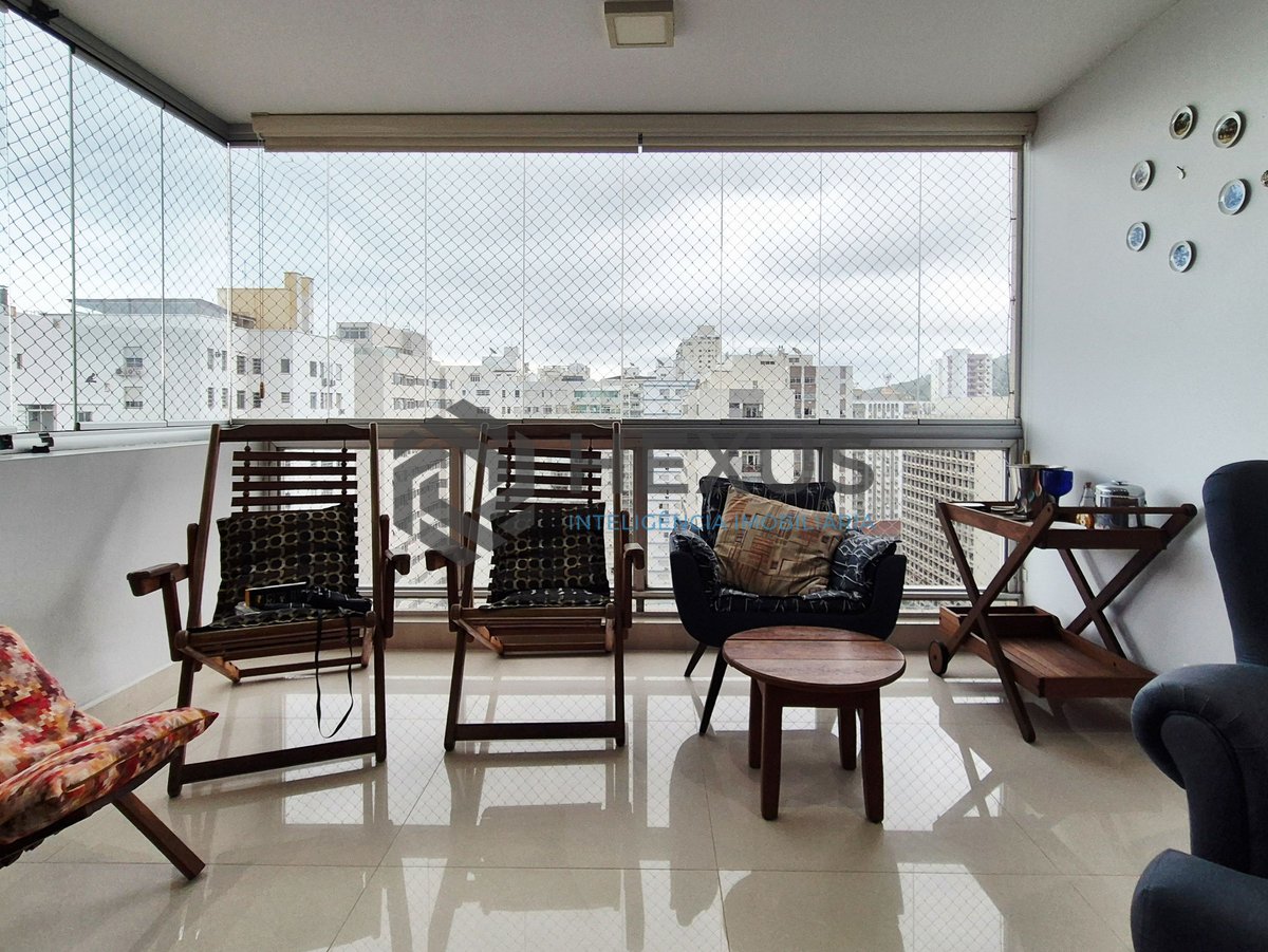 Foto 2 de Apartamento com varanda e lazer na quadra mar da Praia das Pitangueiras, Guaruja