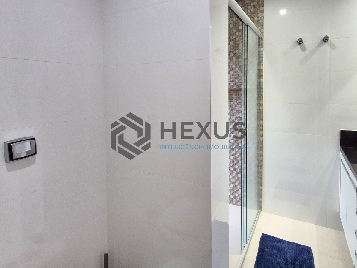 Foto 14 de Apartamento com varanda e lazer na quadra mar da Praia das Pitangueiras, Guaruja