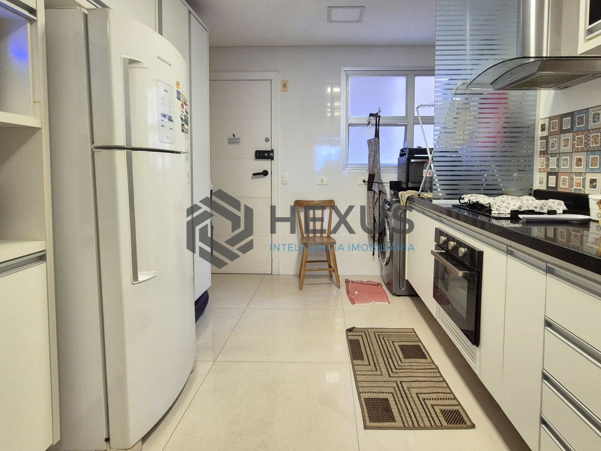 Foto 18 de Apartamento com varanda e lazer na quadra mar da Praia das Pitangueiras, Guaruja