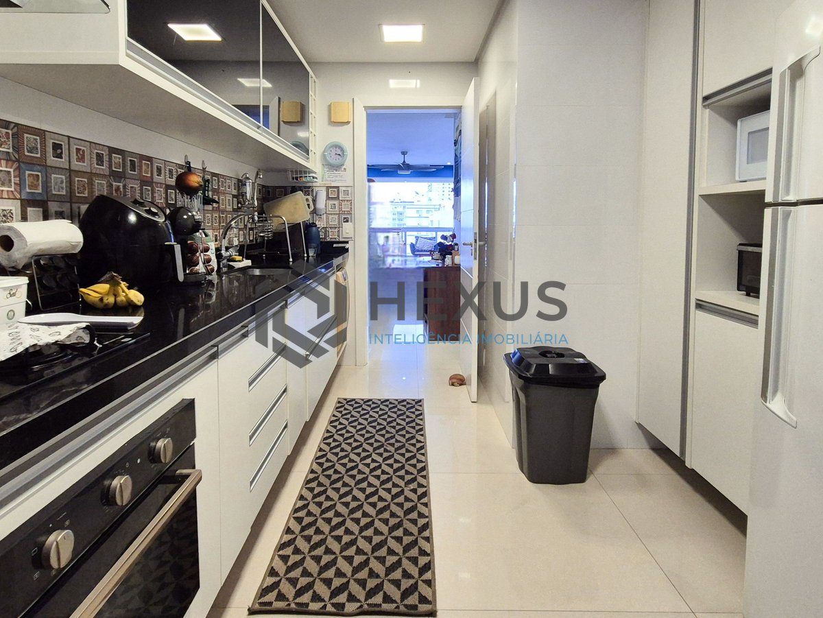 Foto 19 de Apartamento com varanda e lazer na quadra mar da Praia das Pitangueiras, Guaruja