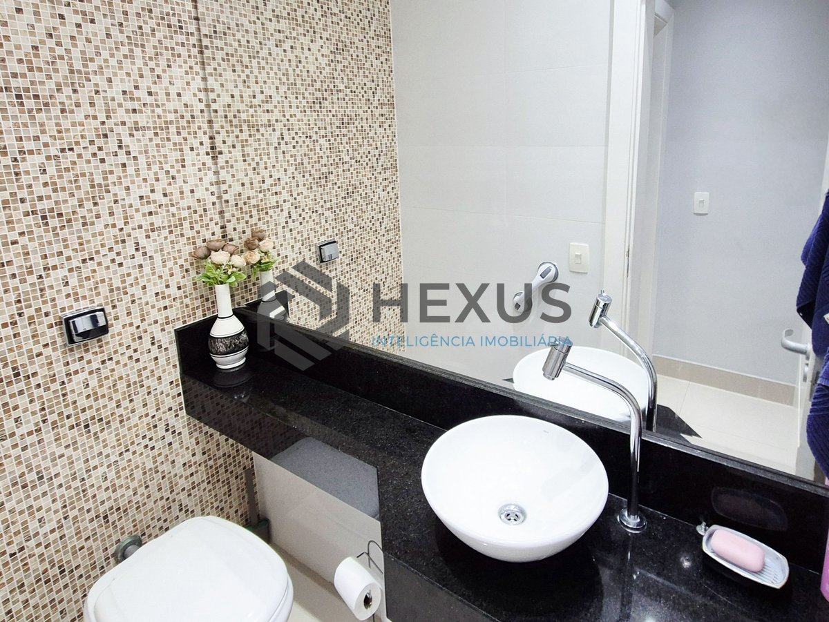 Foto 6 de Apartamento com varanda e lazer na quadra mar da Praia das Pitangueiras, Guaruja