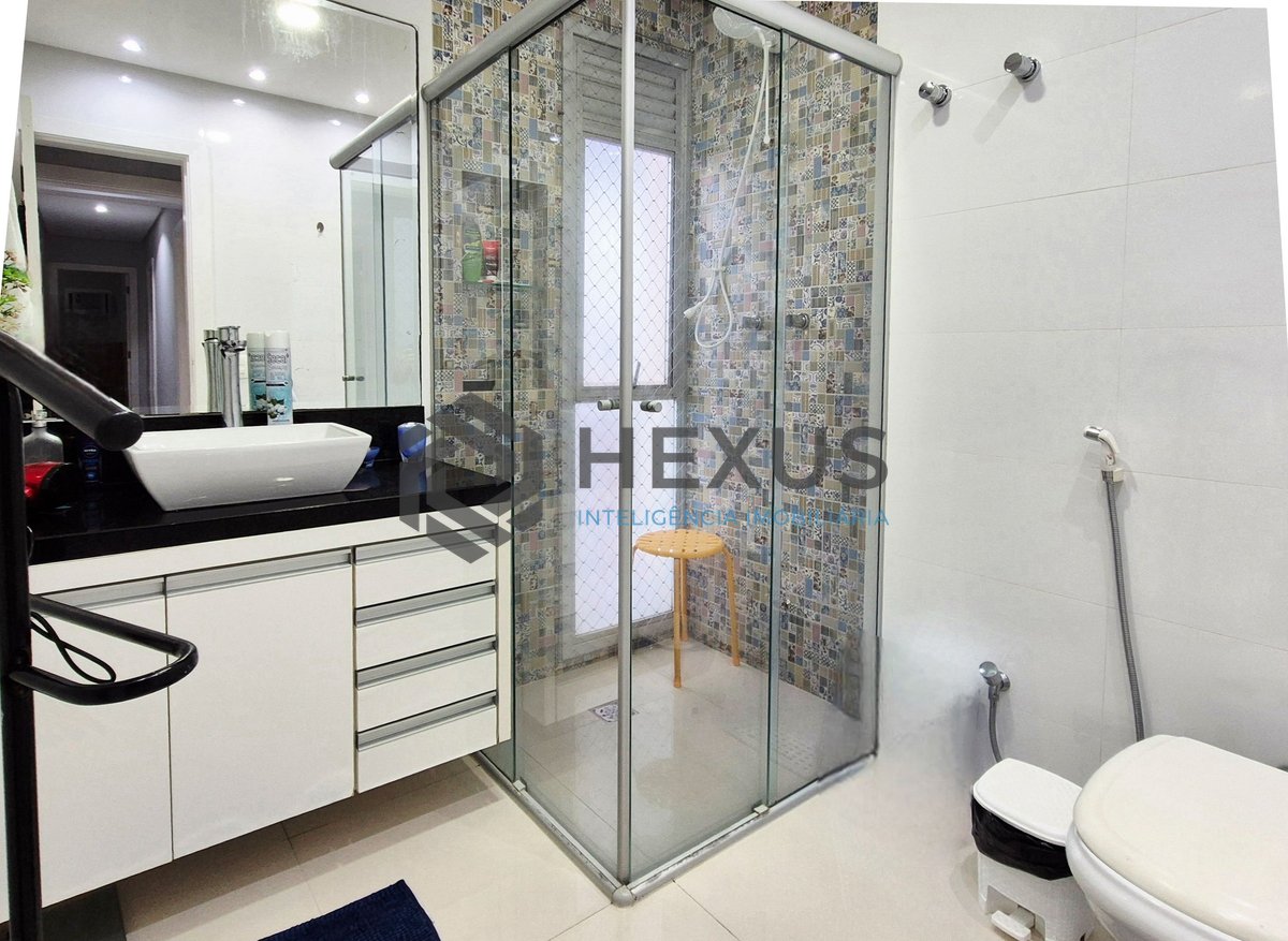Foto 9 de Apartamento com varanda e lazer na quadra mar da Praia das Pitangueiras, Guaruja