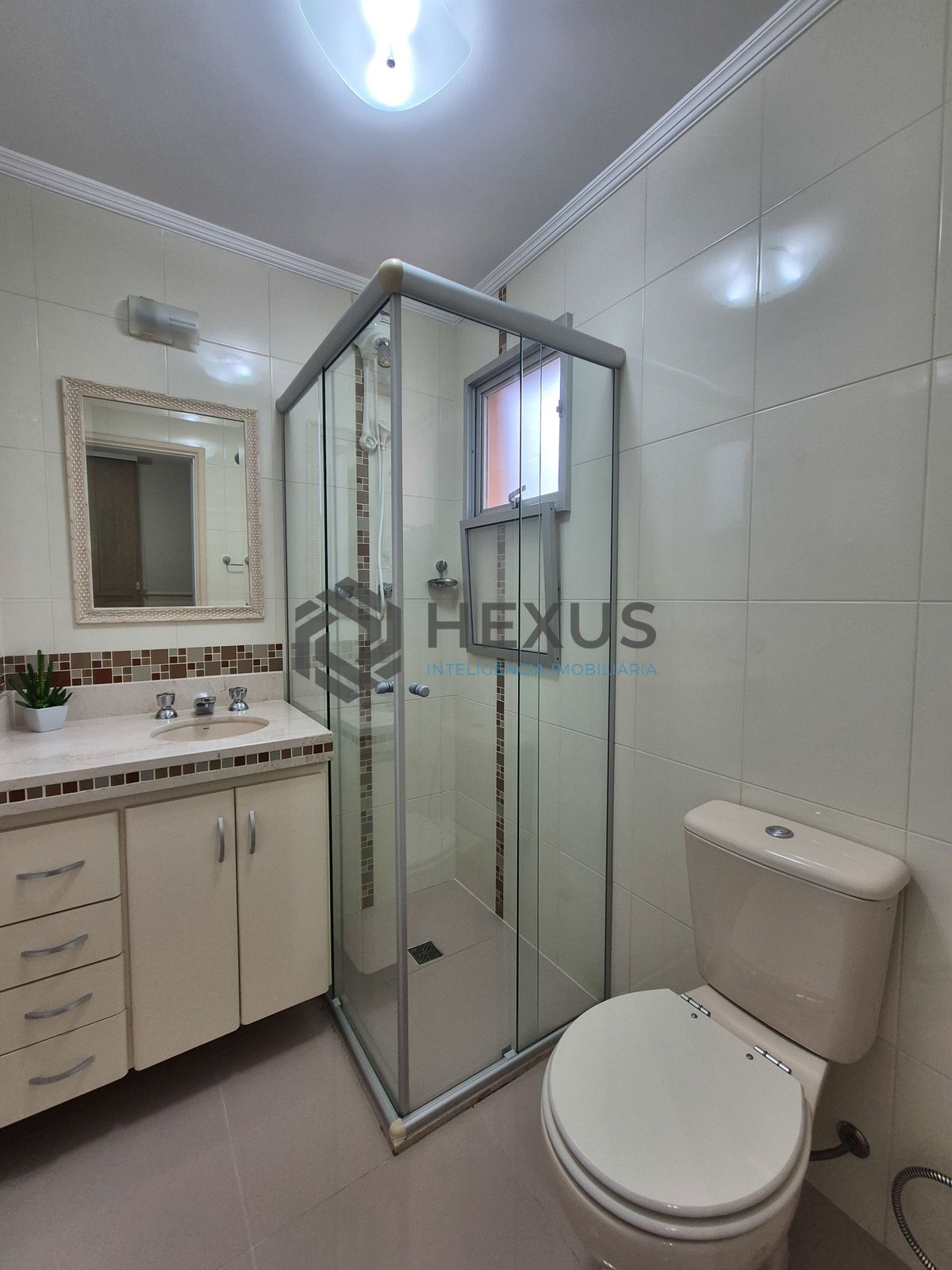 Foto 20 de Apartamento com varanda e lazer na Praia das Pitangueiras, Guaruja