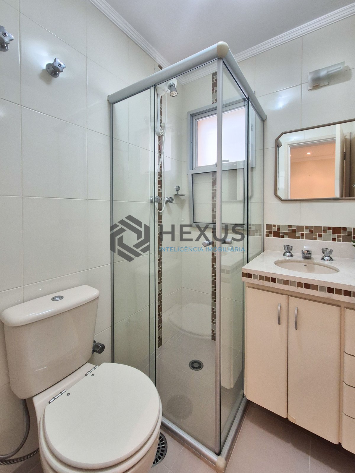 Foto 25 de Apartamento com varanda e lazer na Praia das Pitangueiras, Guaruja
