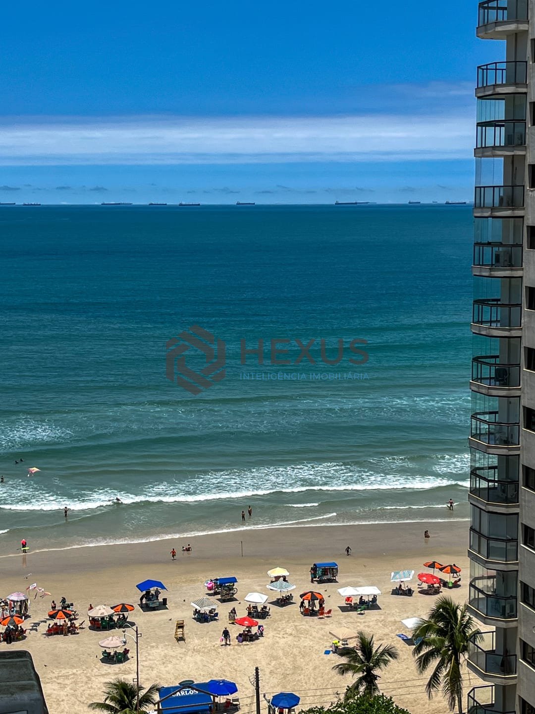 Foto 2 de Apartamento com varanda e vista mar na quadra mar da Praia das Pitangueiras, Guaruja