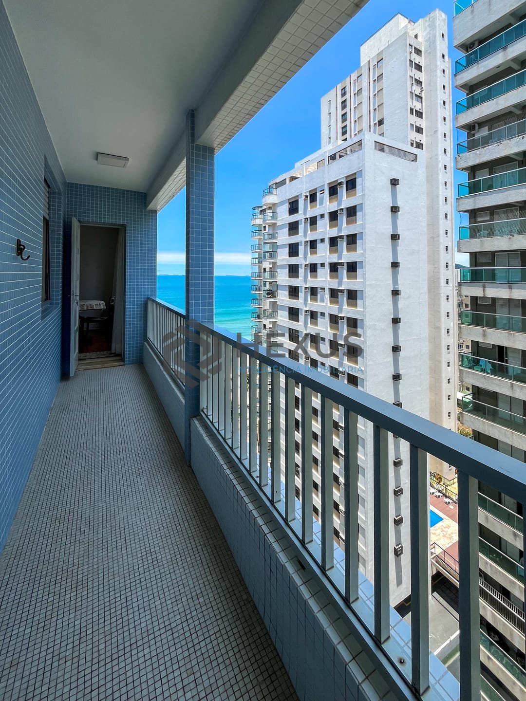 Foto 6 de Apartamento com varanda e vista mar na quadra mar da Praia das Pitangueiras, Guaruja