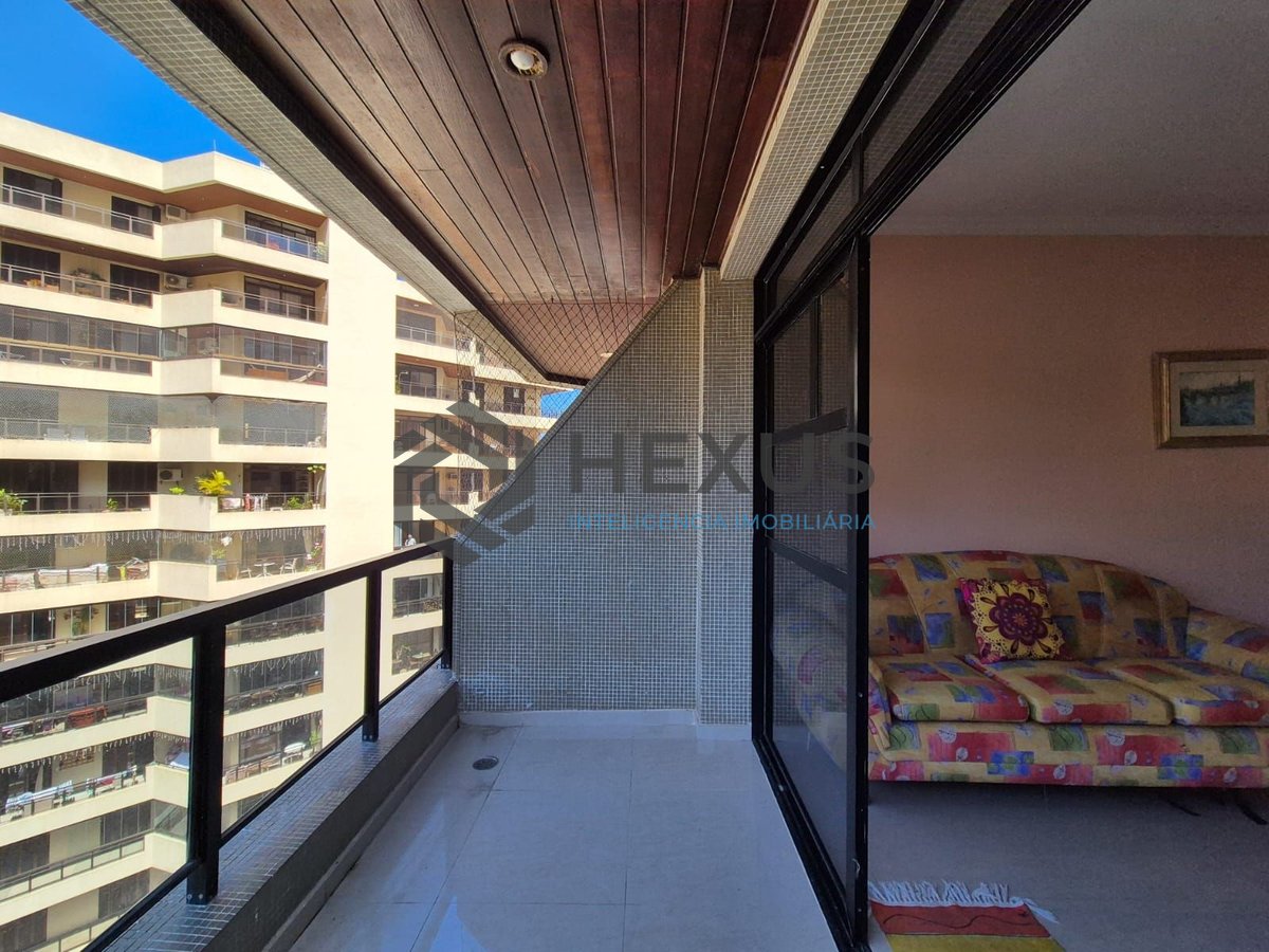 Foto 3 de Apartamento com varanda e lazer na Praia das Pitangueiras, Guaruja