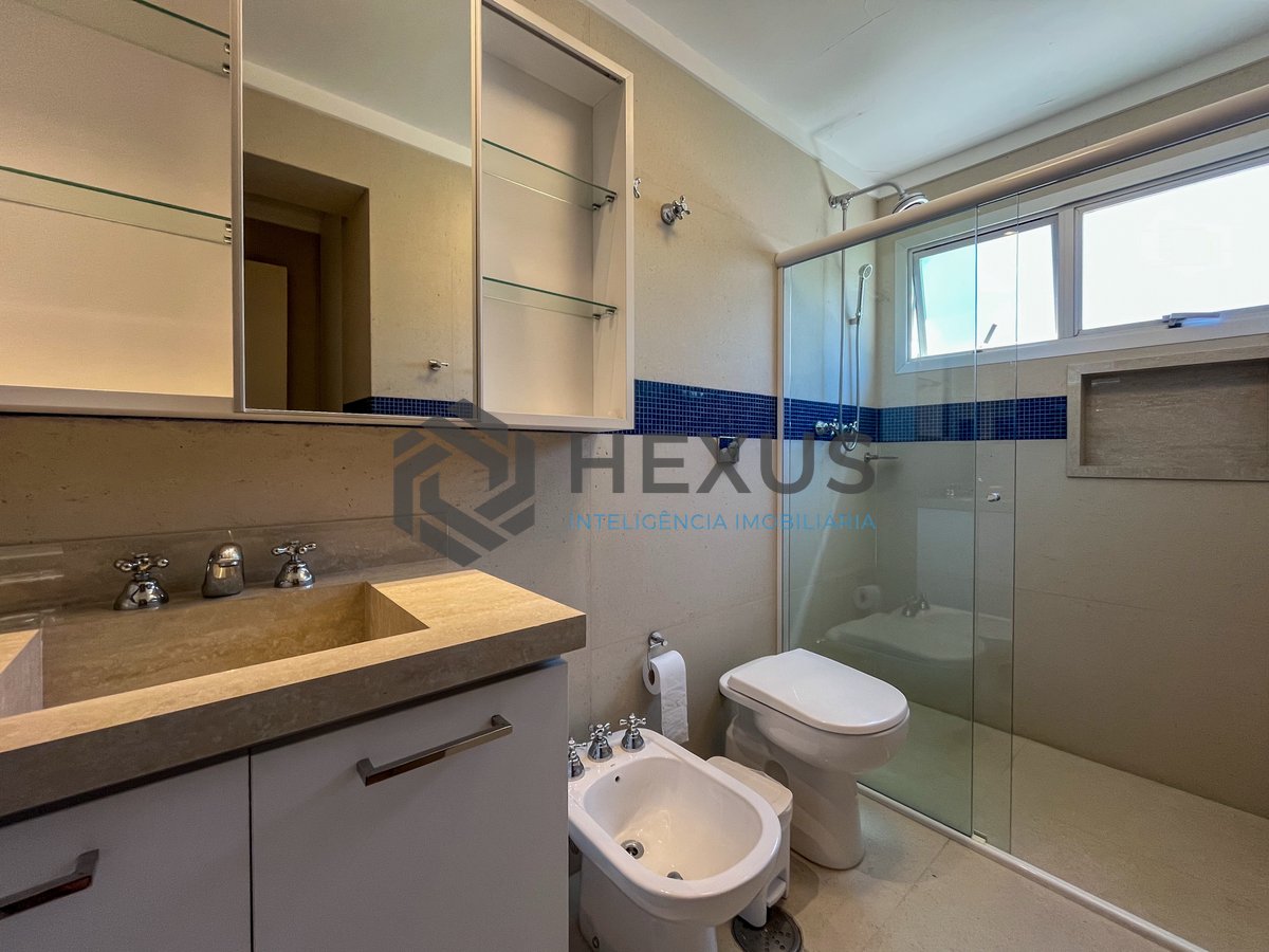 Foto 17 de Apartamento com varanda, vista mar e lazer na beira mar da Praia das Pitangueiras, Guaruja