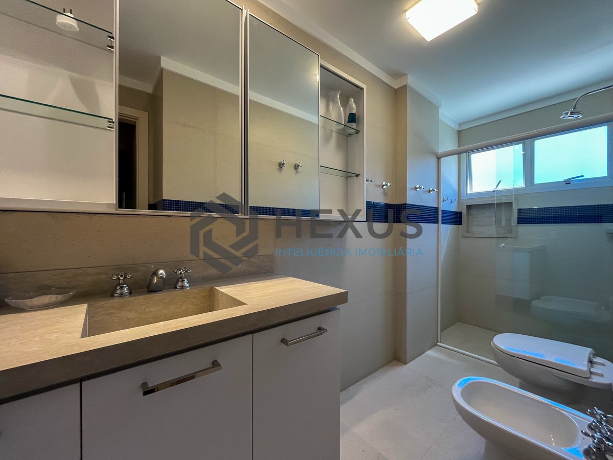 Foto 22 de Apartamento com varanda, vista mar e lazer na beira mar da Praia das Pitangueiras, Guaruja