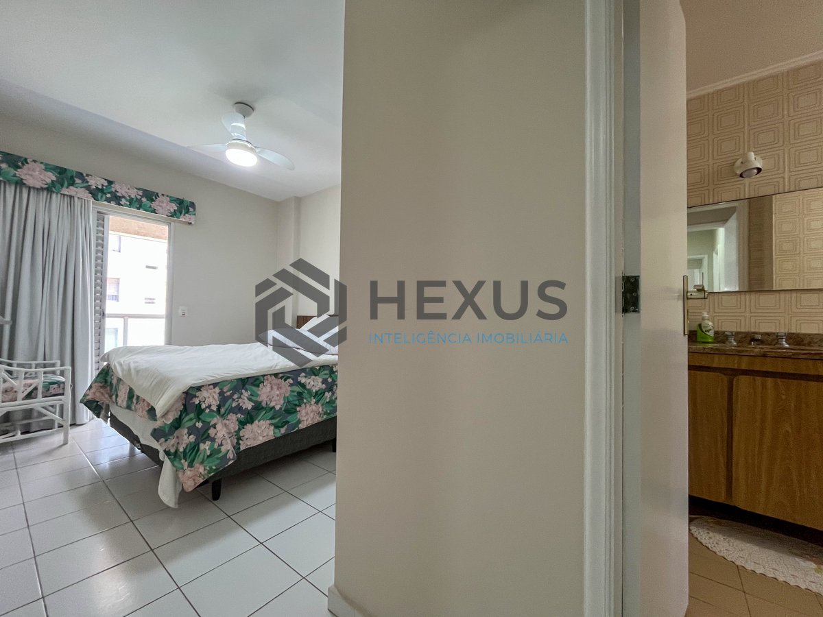 Foto 12 de Apartamento com varanda e vista mar na quadra mar da Praia das Pitangueiras, Guaruja
