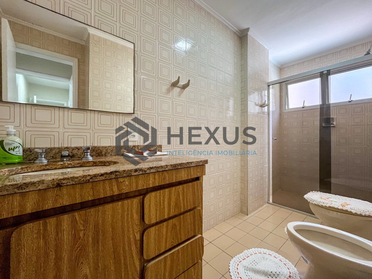 Foto 16 de Apartamento com varanda e vista mar na quadra mar da Praia das Pitangueiras, Guaruja