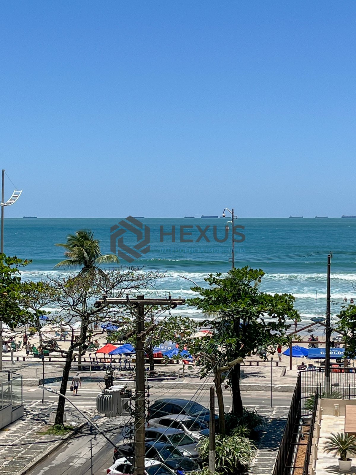 Foto 8 de Apartamento com varanda e vista mar na quadra mar da Praia das Pitangueiras, Guaruja
