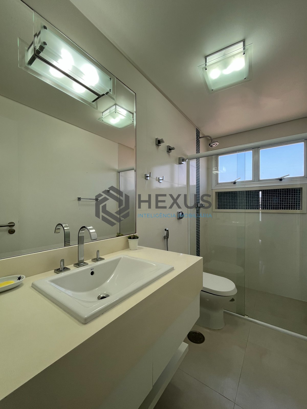 Foto 16 de Apartamento com varanda, lazer e vista mar na quadra mar da Praia das Pitangueiras, Guaruja