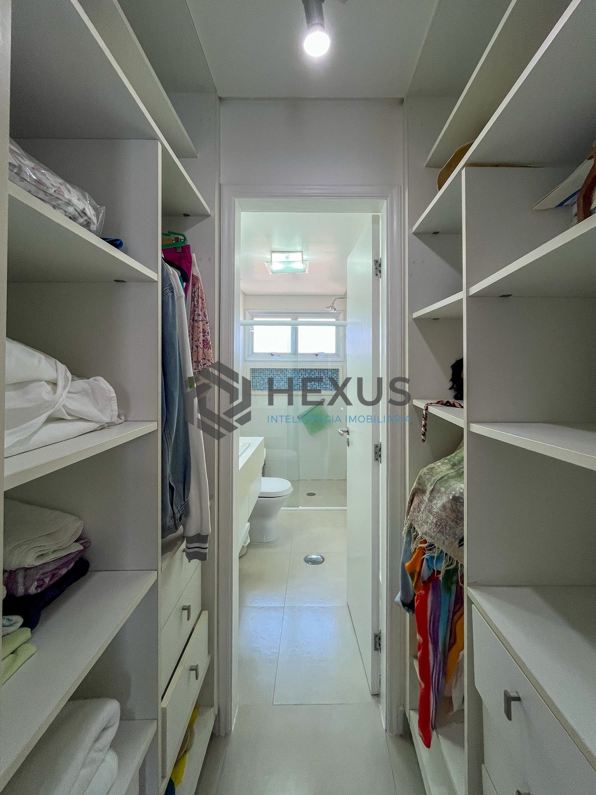 Foto 20 de Apartamento com varanda, lazer e vista mar na quadra mar da Praia das Pitangueiras, Guaruja