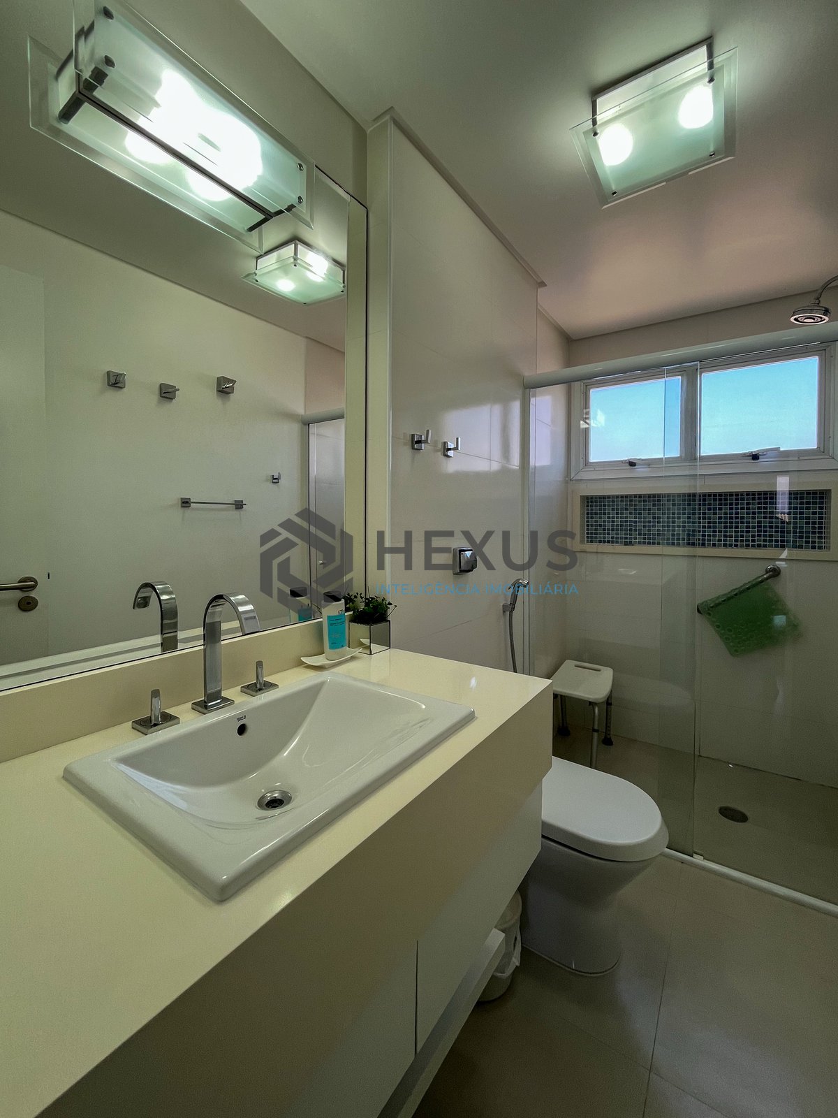 Foto 21 de Apartamento com varanda, lazer e vista mar na quadra mar da Praia das Pitangueiras, Guaruja