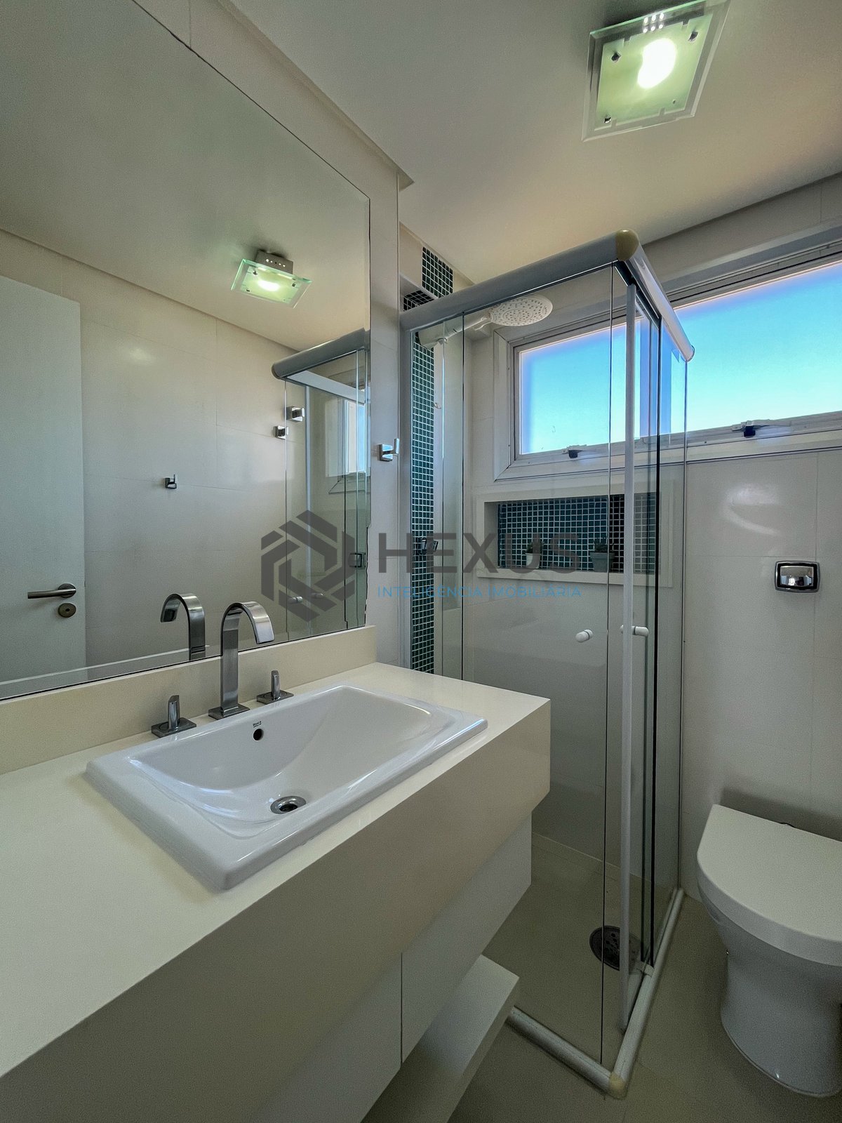 Foto 24 de Apartamento com varanda, lazer e vista mar na quadra mar da Praia das Pitangueiras, Guaruja