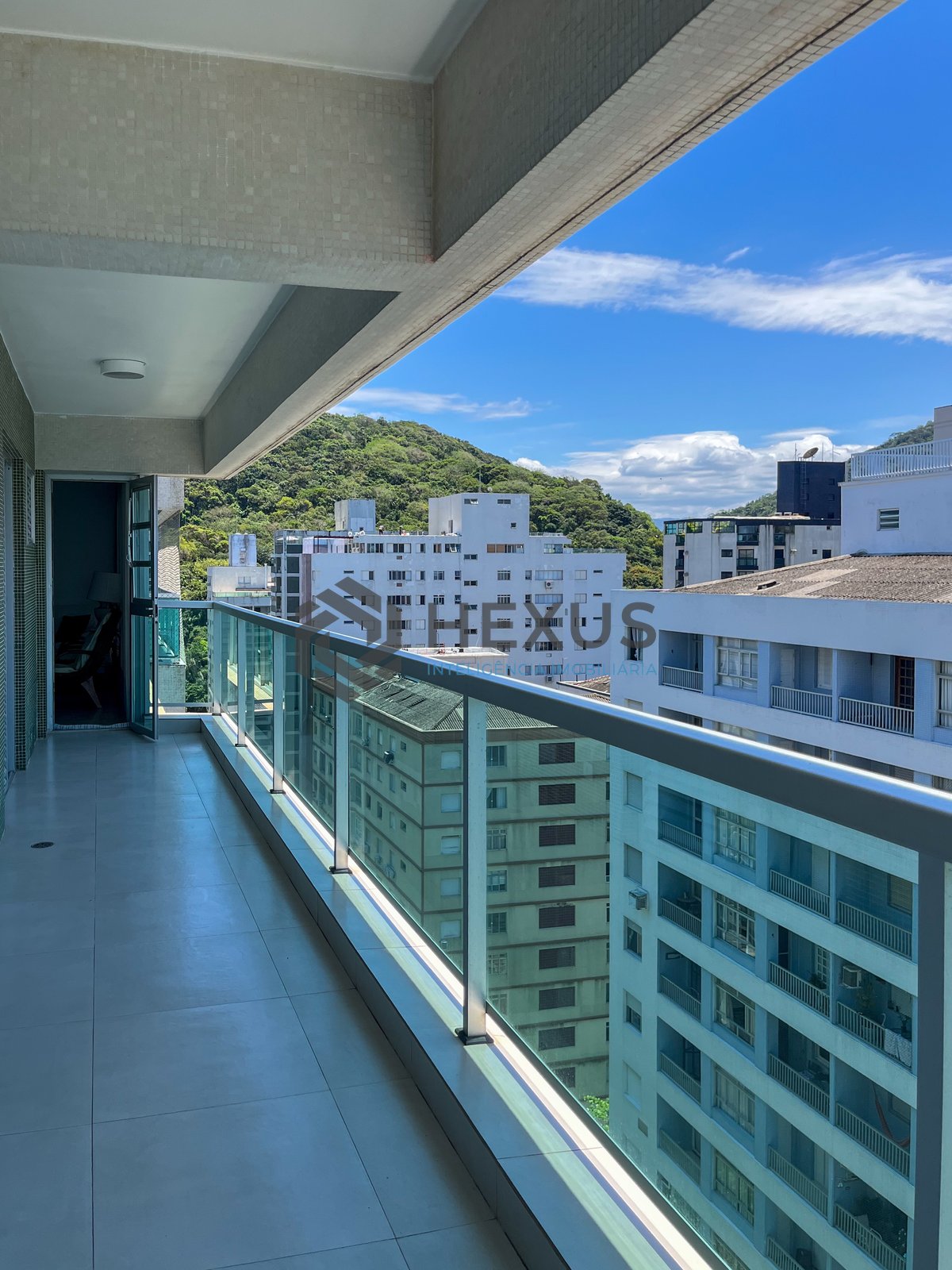 Foto 7 de Apartamento com varanda, lazer e vista mar na quadra mar da Praia das Pitangueiras, Guaruja