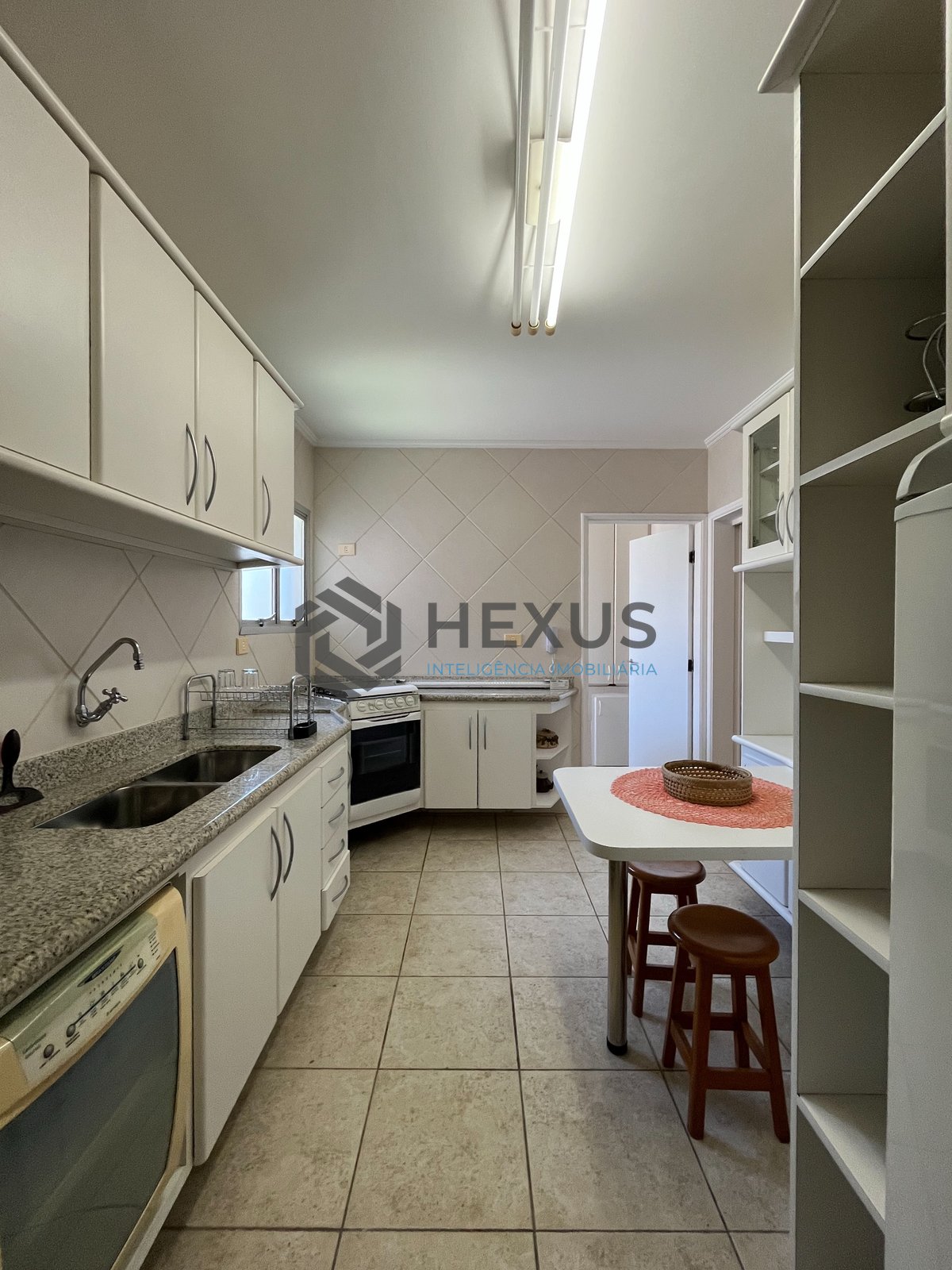 Foto 26 de Apartamento com varanda, lazer e vista mar na quadra mar da Praia das Pitangueiras, Guaruja