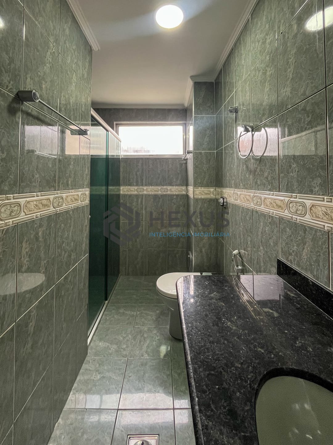 Foto 10 de Apartamento com varanda a duas quadras da Praia das Pitangueiras, Guaruja