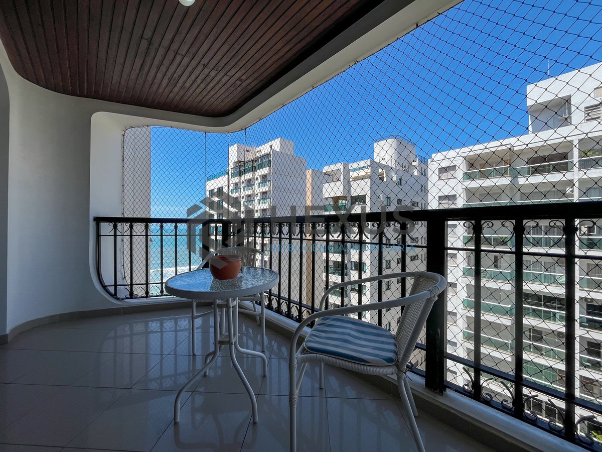 Foto 12 de Apartamento com varanda e vista mar na quadra mar da Praia das Pitangueiras, Guaruja