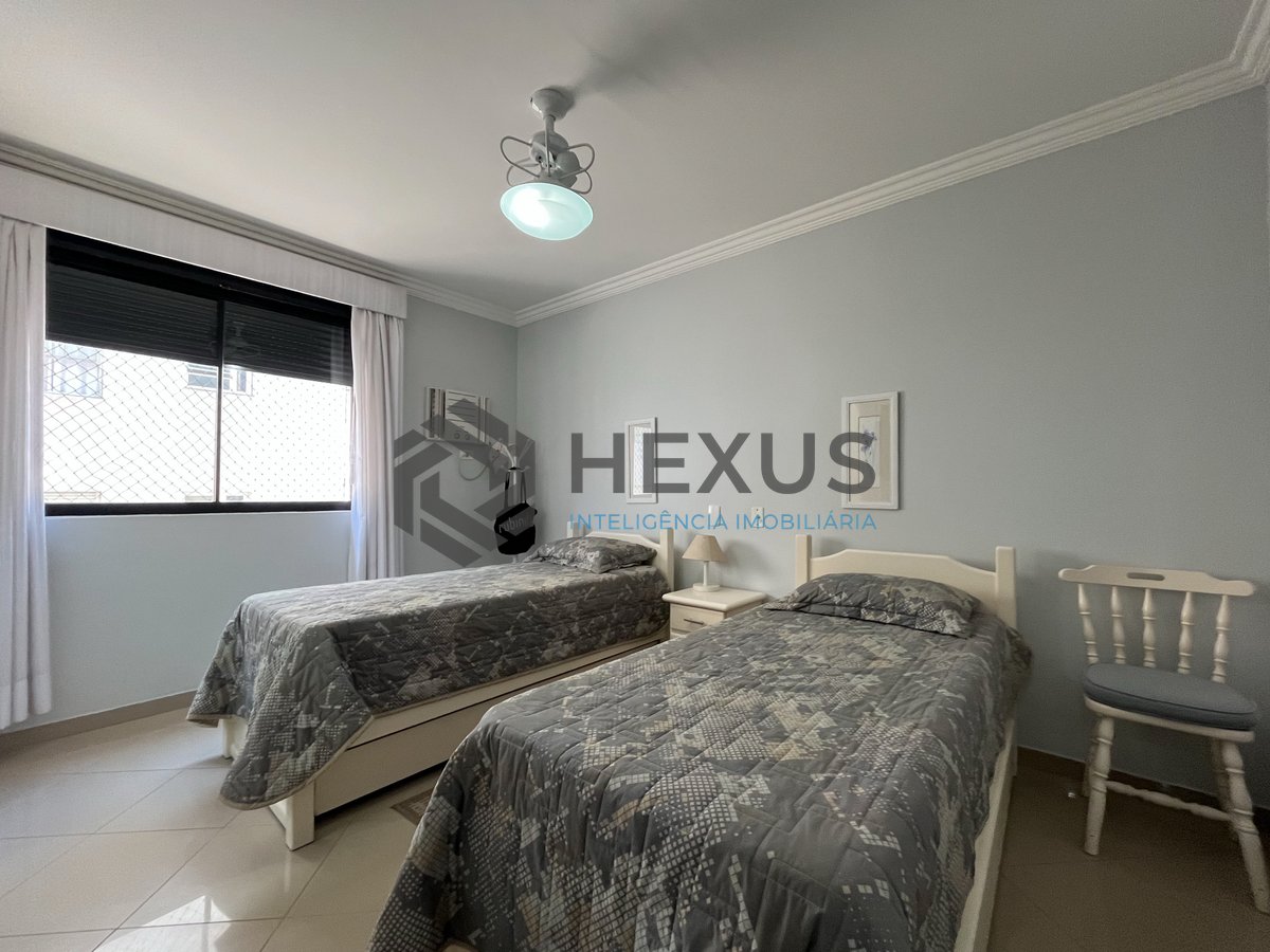 Foto 15 de Apartamento com varanda e vista mar na quadra mar da Praia das Pitangueiras, Guaruja