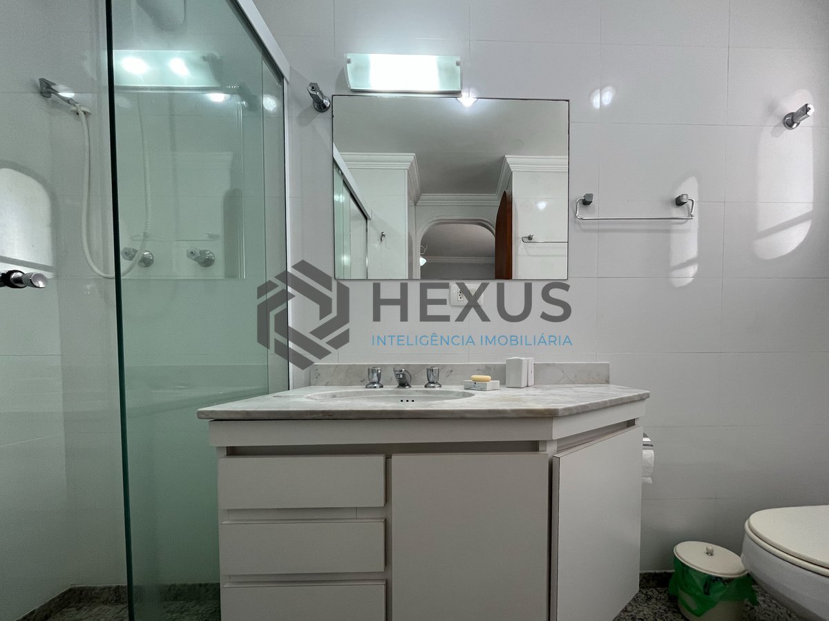 Foto 17 de Apartamento com varanda e vista mar na quadra mar da Praia das Pitangueiras, Guaruja
