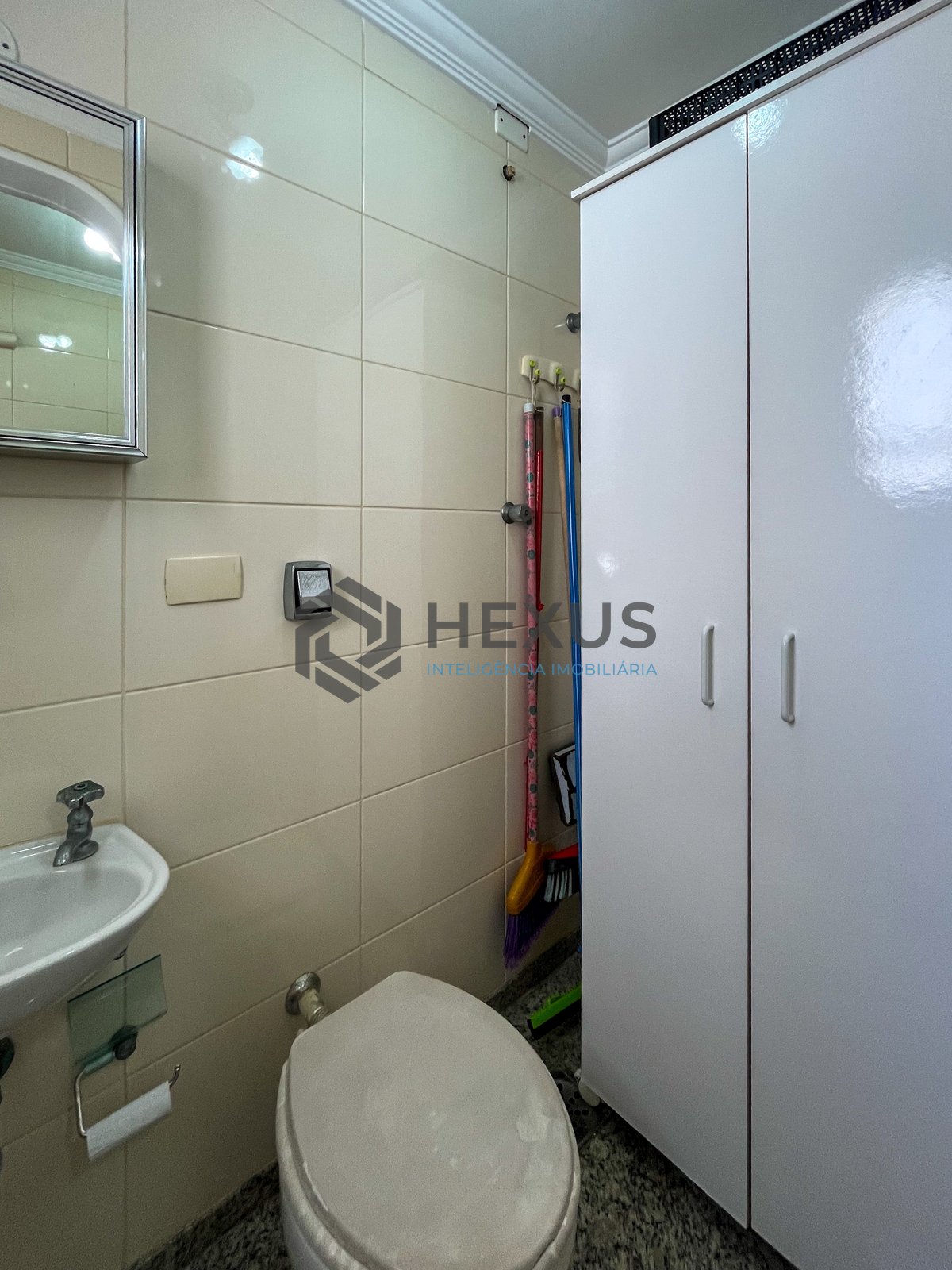 Foto 33 de Apartamento com varanda e vista mar na quadra mar da Praia das Pitangueiras, Guaruja